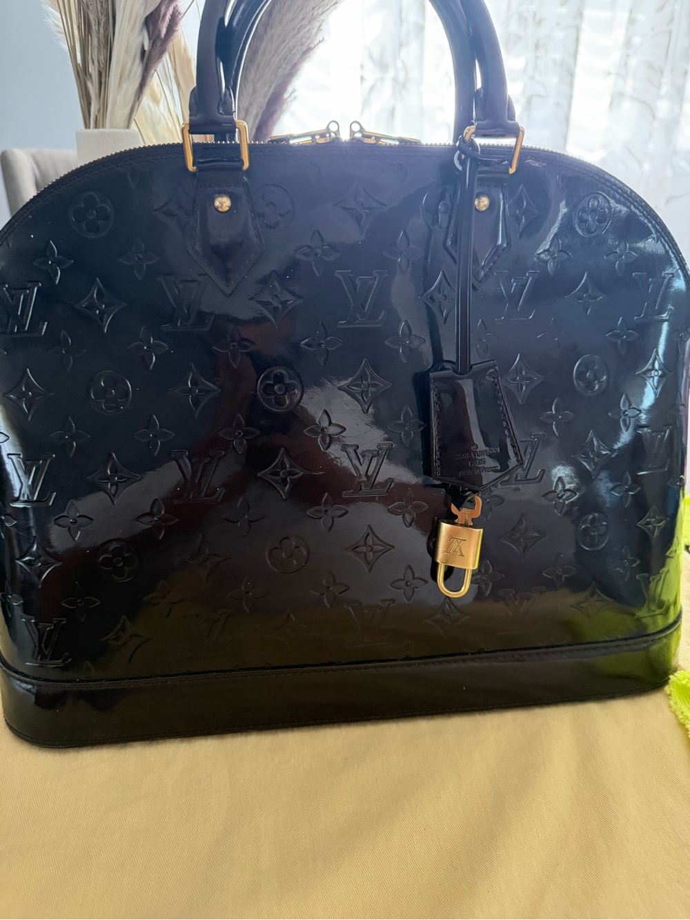 Louis Vuitton Vernis Alma GM Satchel in Deep Burgundy - Picture 3 of 14